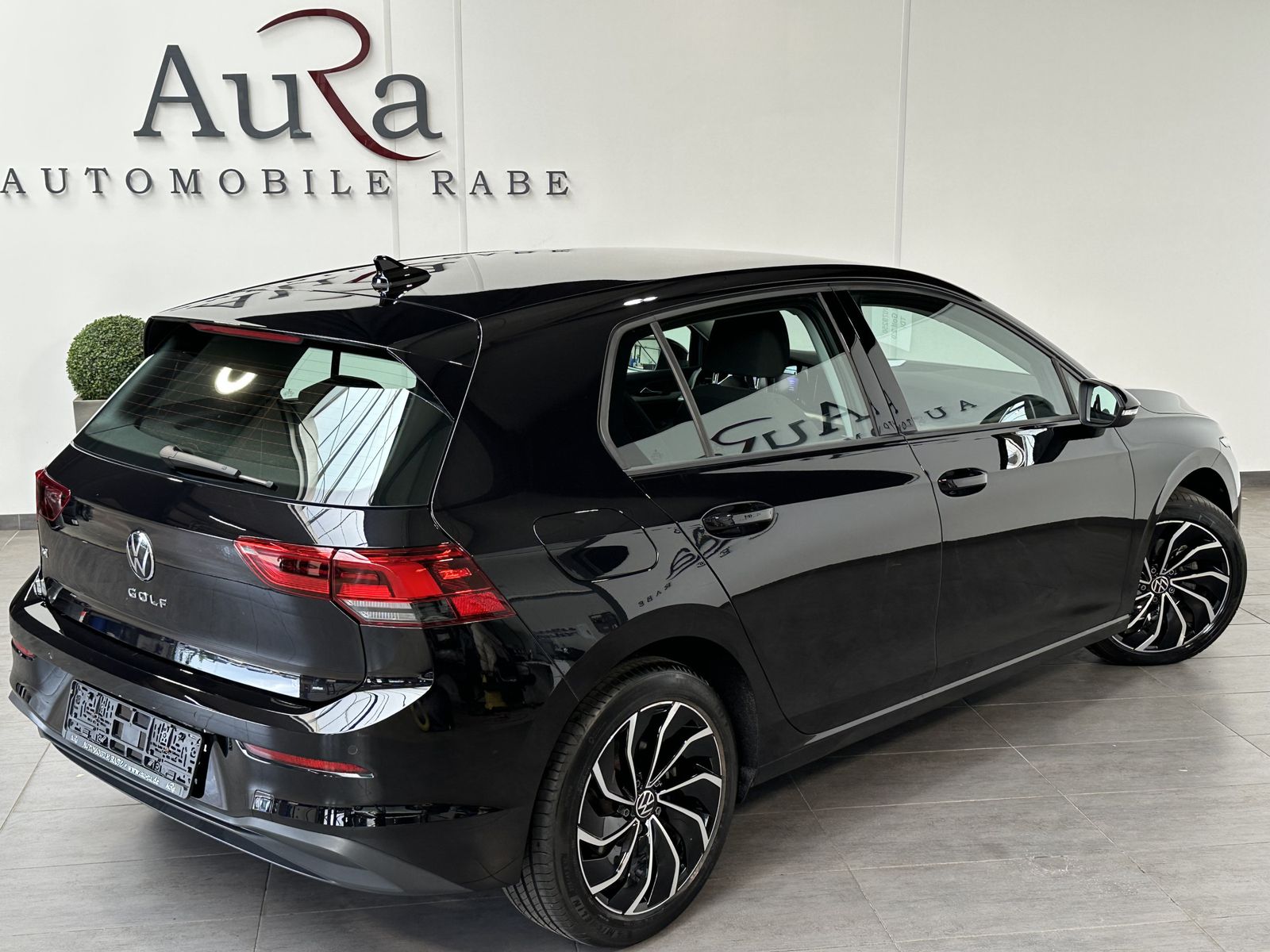 Fahrzeugabbildung Volkswagen Golf VIII 2.0 TDI DSG Life NAV+LED+ACC+17ZOLL+PP