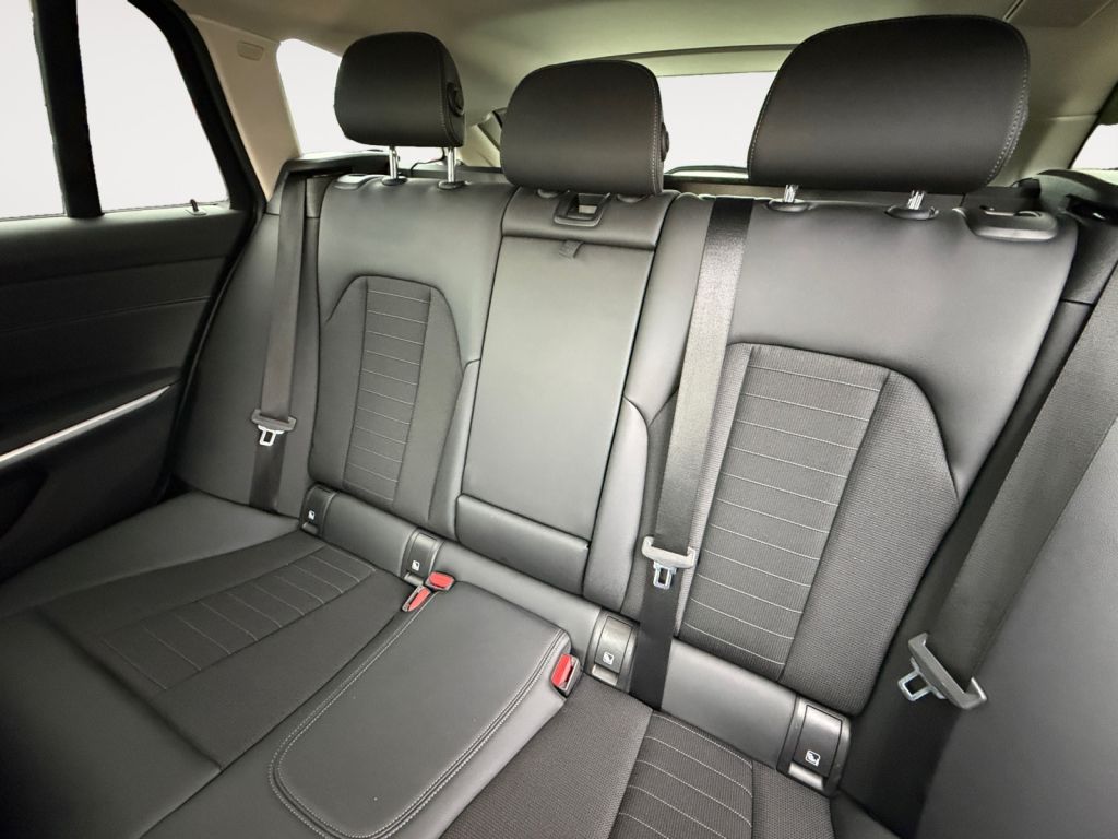 Fahrzeugabbildung BMW 320i Touring Aut.