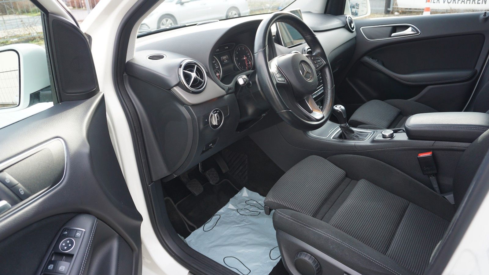 Fahrzeugabbildung Mercedes-Benz B 180 Navi,LED,Park Assist,SH,PDC,SR+WR
