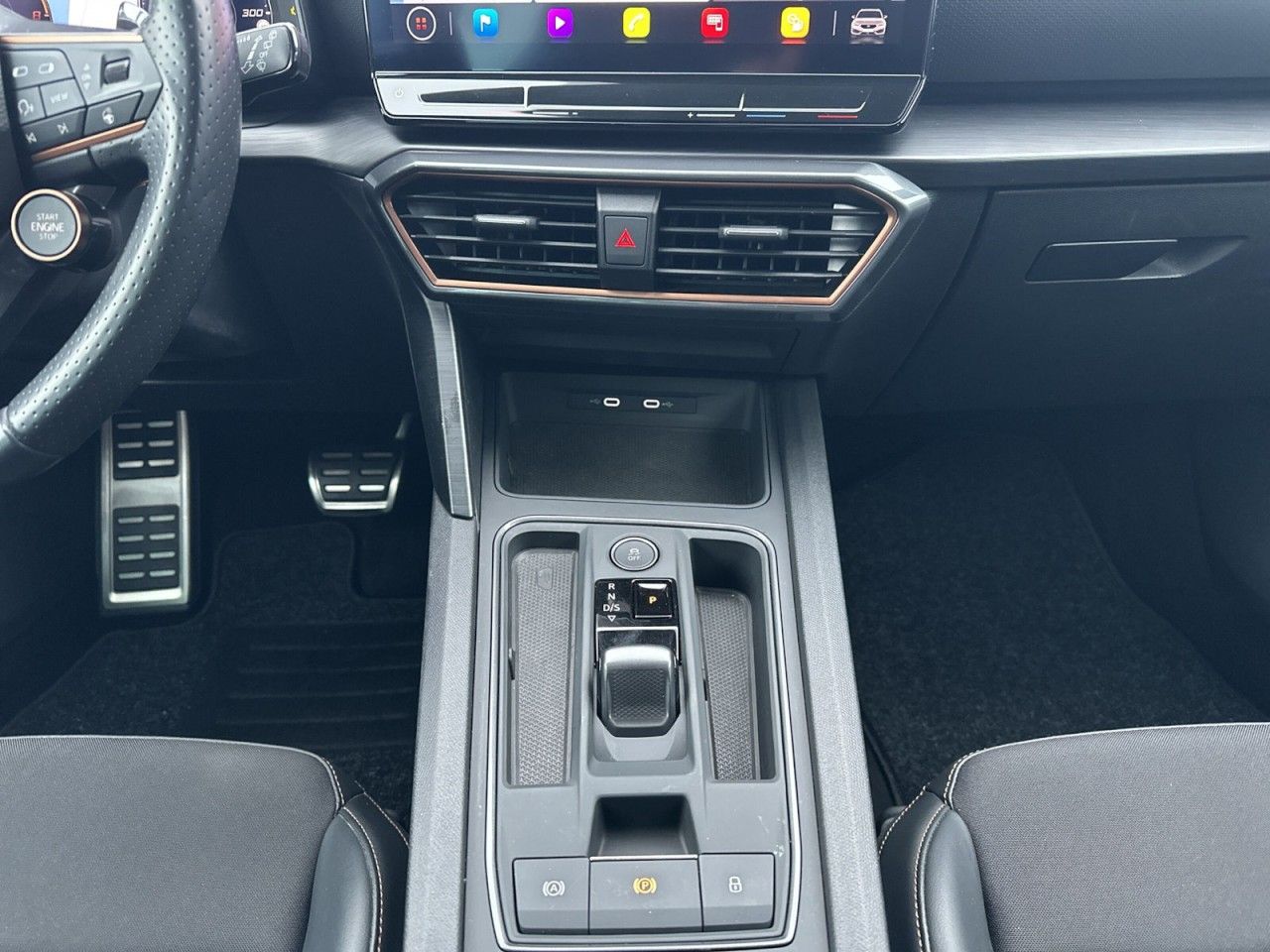 Fahrzeugabbildung CUPRA Leon Sportstourer 2.0 TSI 245 PS DSG - mit KI generiert/bearbeitet