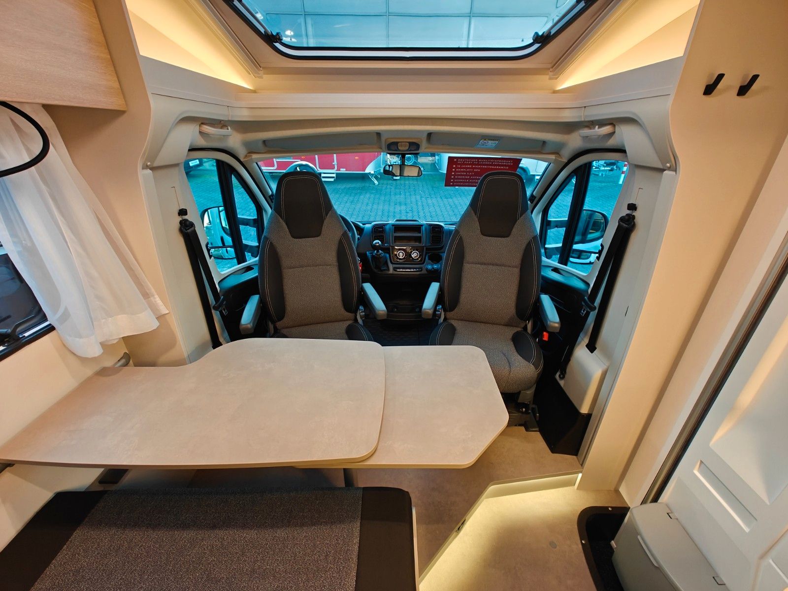 Fahrzeugabbildung LMC Tracer V 670 - Tracer Van Paket, 140PS, MJ2026 -