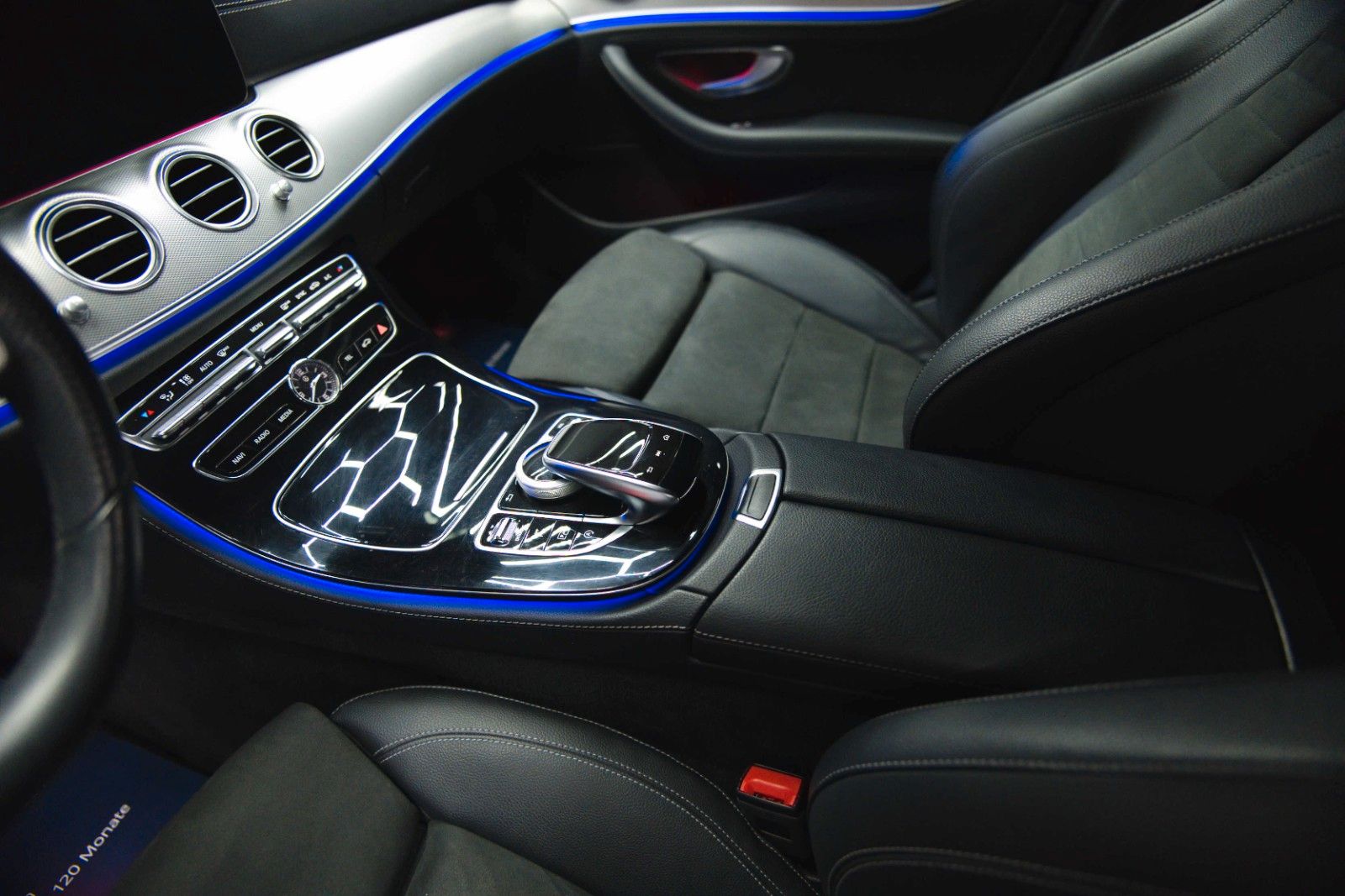 Fahrzeugabbildung Mercedes-Benz E 400d T 4Matic AMG Night-Paket ACC Widescreen