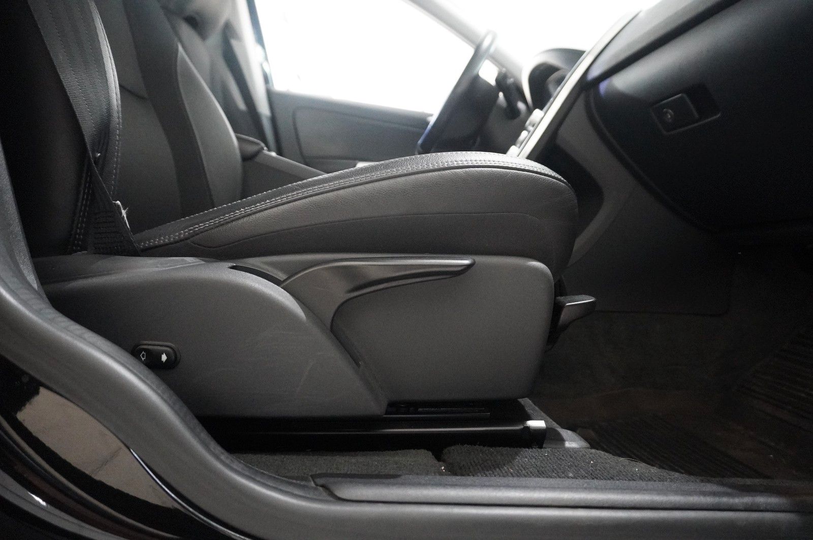 Fahrzeugabbildung Volvo XC 60 MOMENTUM 2WD NAVI/BI-XENON/SHZ/KAMERA/TEMP