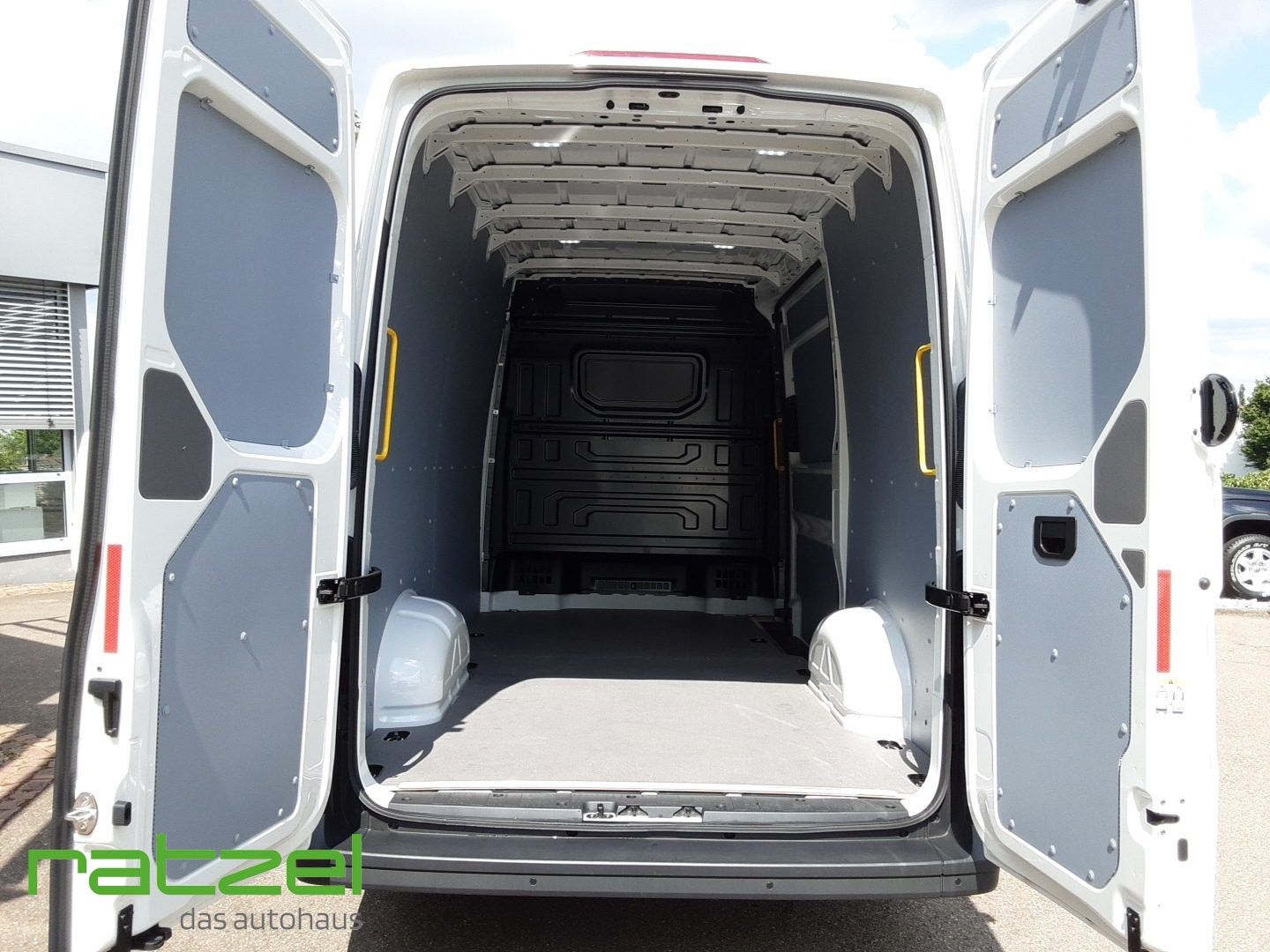 Fahrzeugabbildung Volkswagen Crafter 35 HD Kasten MR mit WÜRTH Klimaautom SHZ