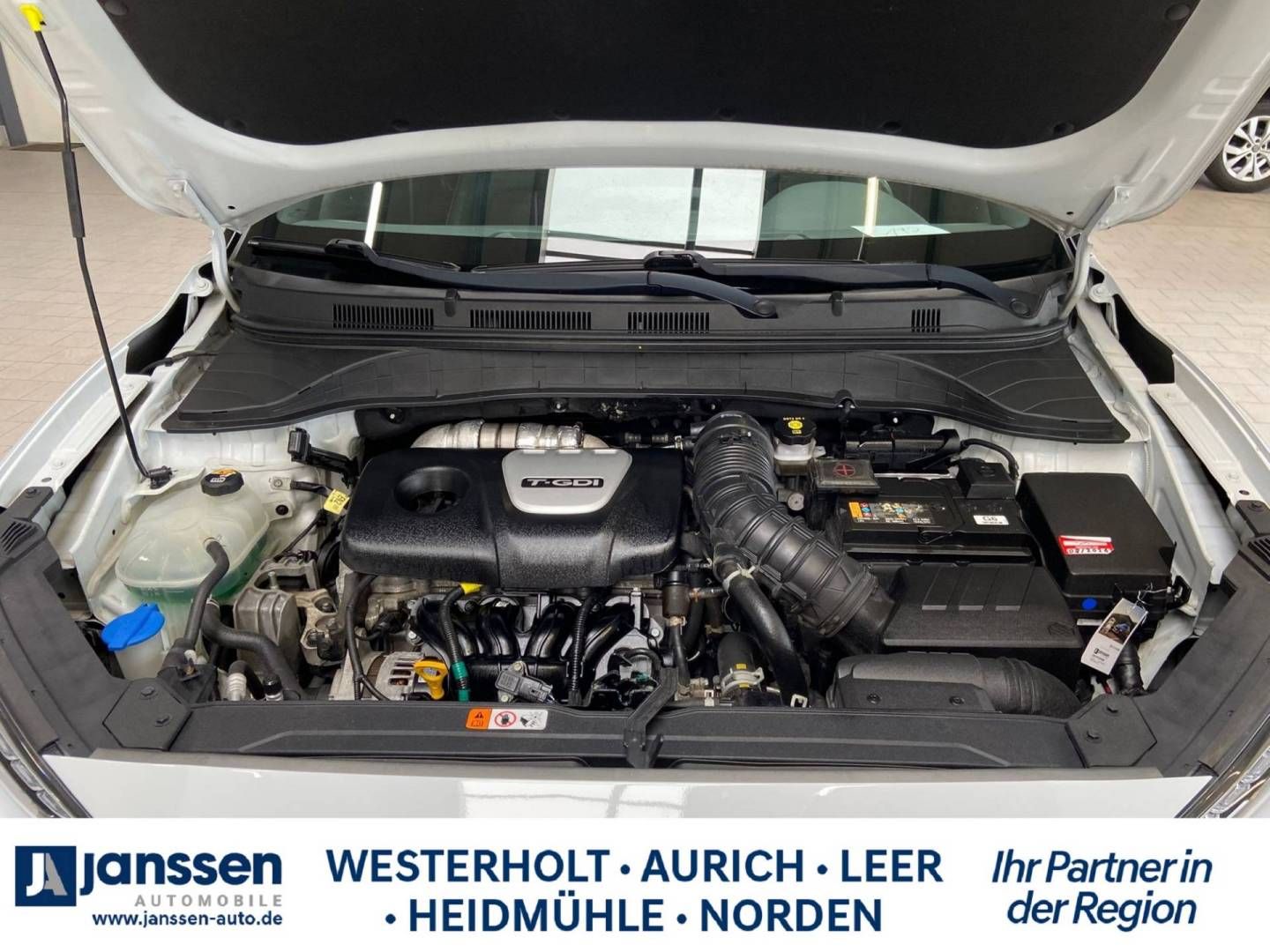 Fahrzeugabbildung Hyundai KONA (Farbappl. RED) Navigationspaket