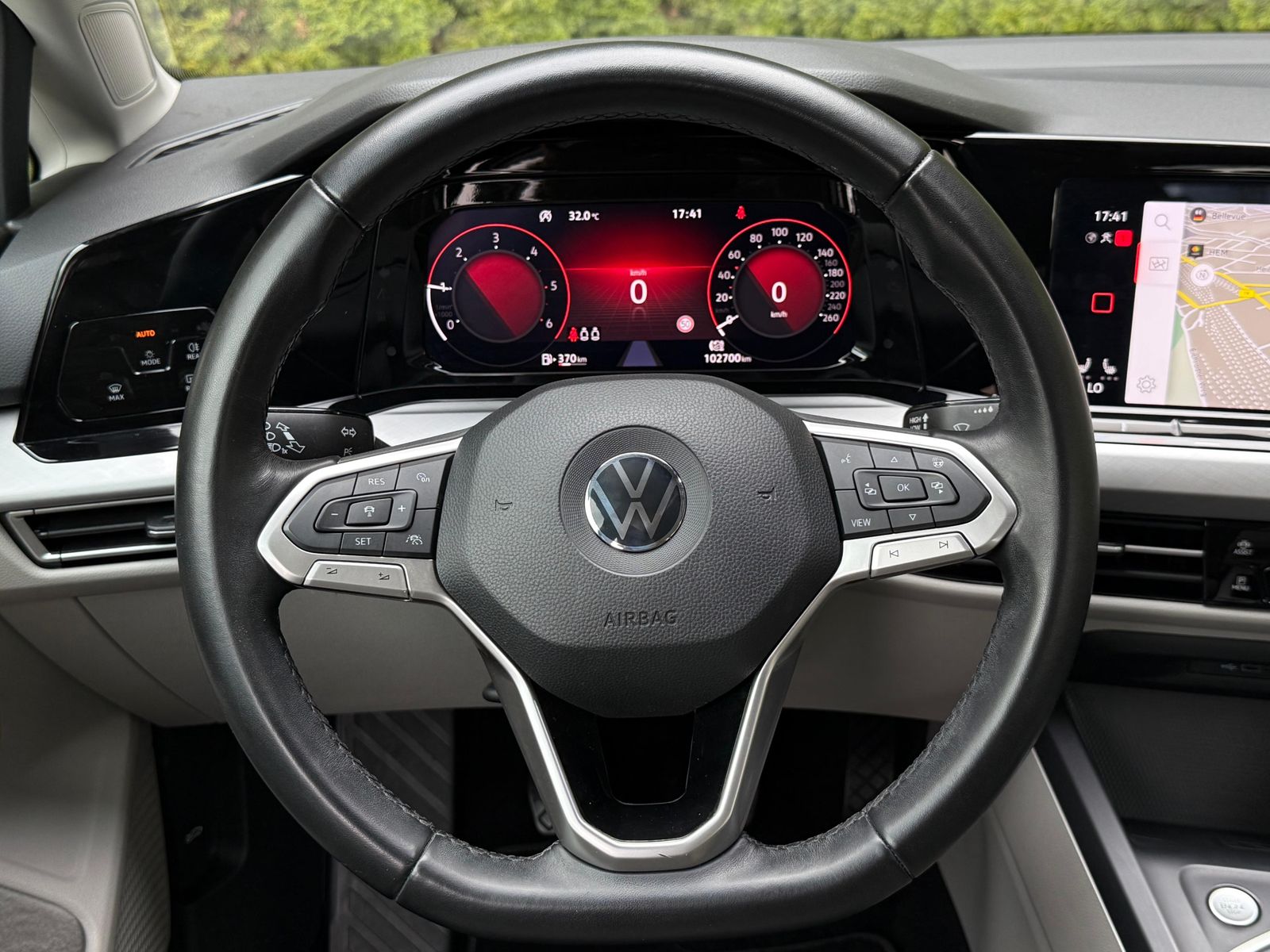 Fahrzeugabbildung Volkswagen Golf 2.0 TDI Life LED+NAVI+SHZ+AMBI+ACC+CARPLAY