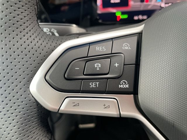 Golf VIII 1.5 eTSI DSG R-Line HUD/AHK/Kamera/ACC