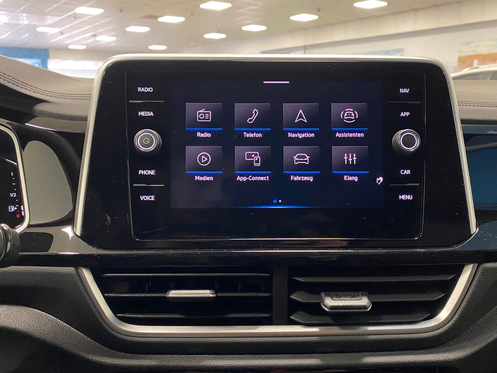 Fahrzeugabbildung Volkswagen T-Roc 1.5 TSI DSG R-Line+ACC+iQ Light MATRIX+18"