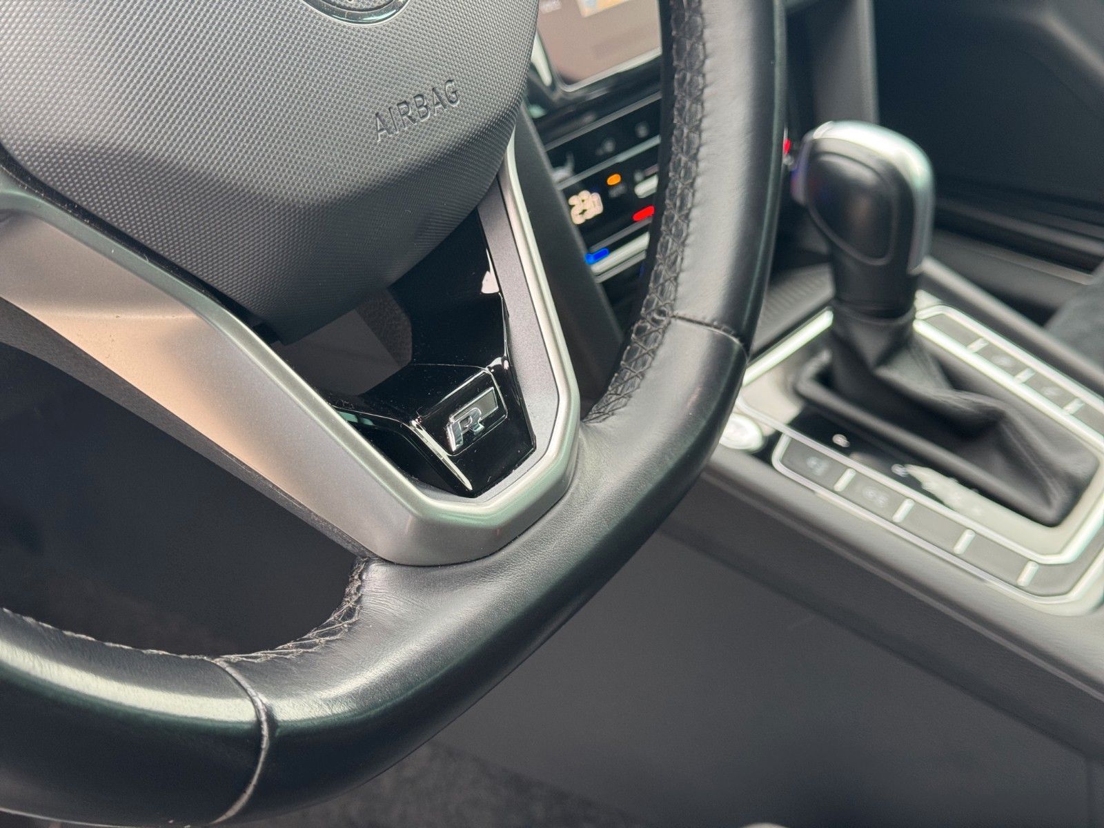 Fahrzeugabbildung Volkswagen PASSAT VAR. 2.0 TDI 200PS R-LINE 18" MATRIX DCC