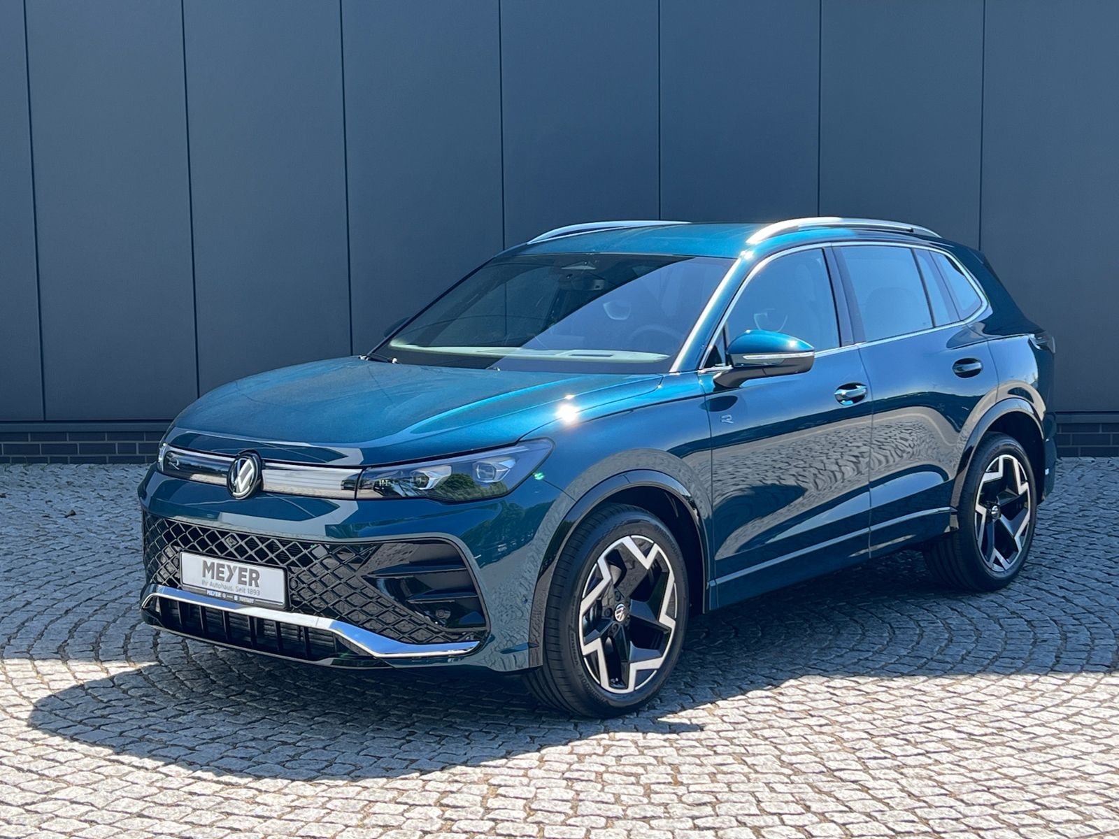 Fahrzeugabbildung Volkswagen Tiguan R-Line 1.5 eTSI DSG *AHK, IQ.Light, ACC,