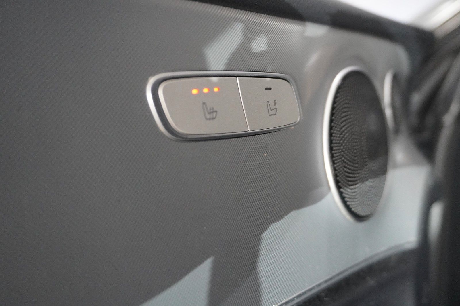 Fahrzeugabbildung Mercedes-Benz E 220D COUPE AVANTGARDE NAVI/LED/KAMERA/SH/PANO.