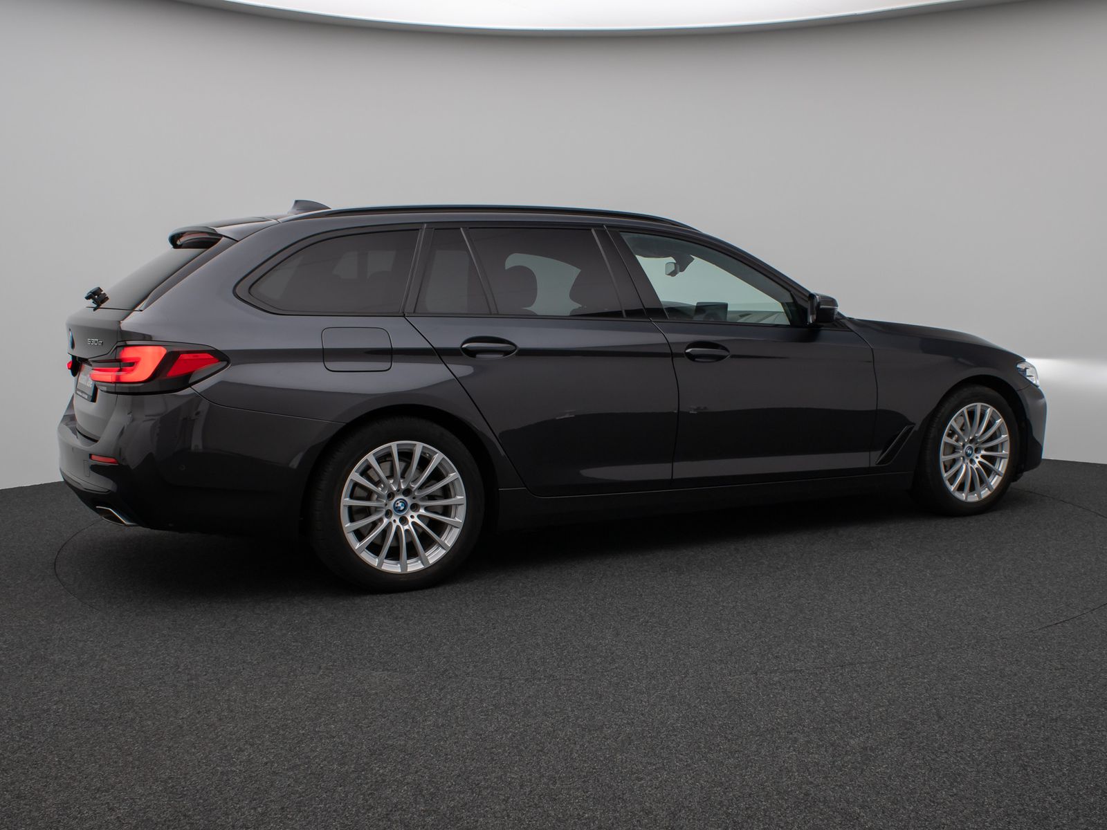 Fahrzeugabbildung BMW 530e Panorama Kamera DAB H/K WLAN Alarm Sport