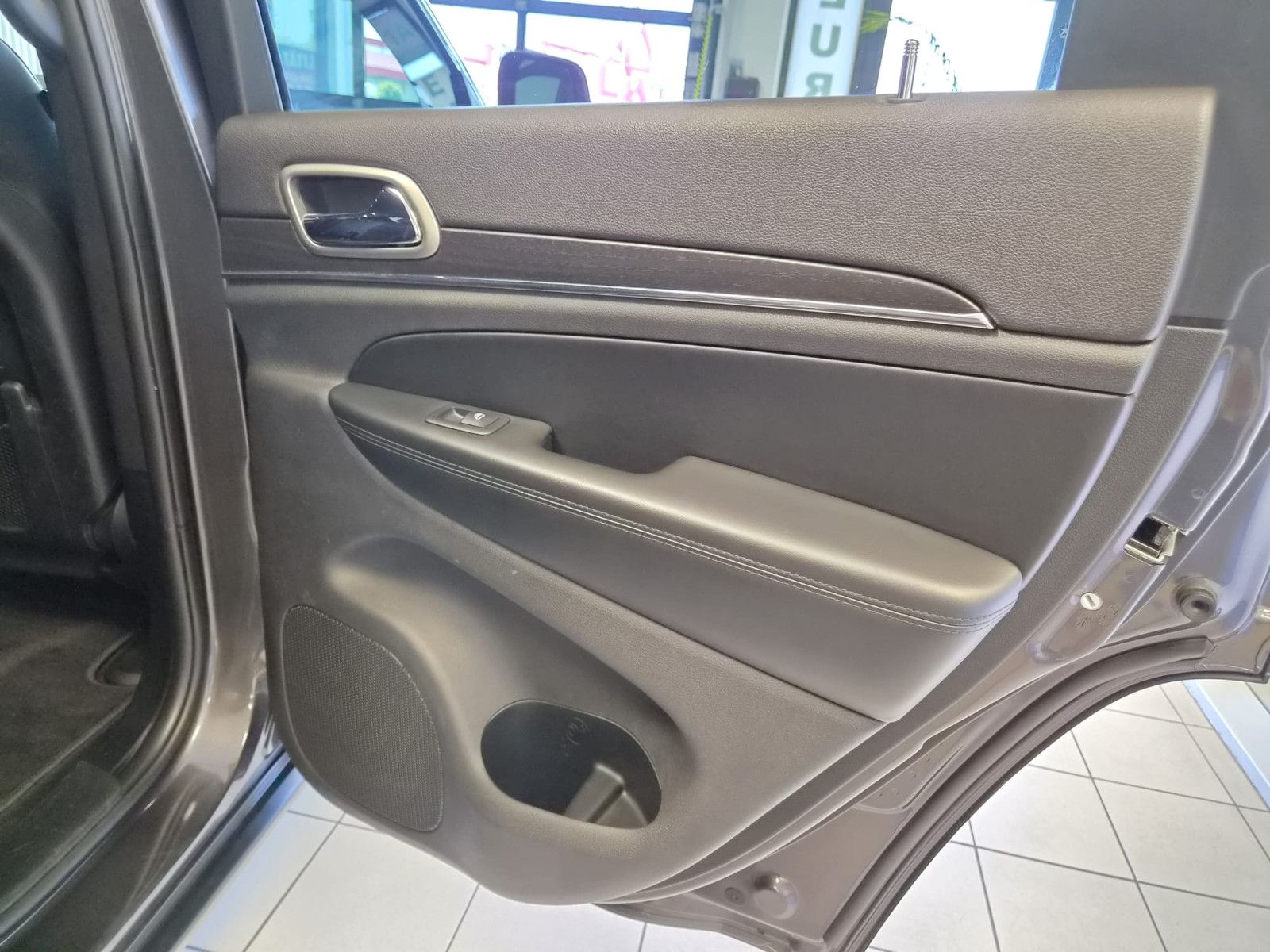 Fahrzeugabbildung Jeep Grand Cherokee 3.0 CRD Limited / 3,5t AHK /