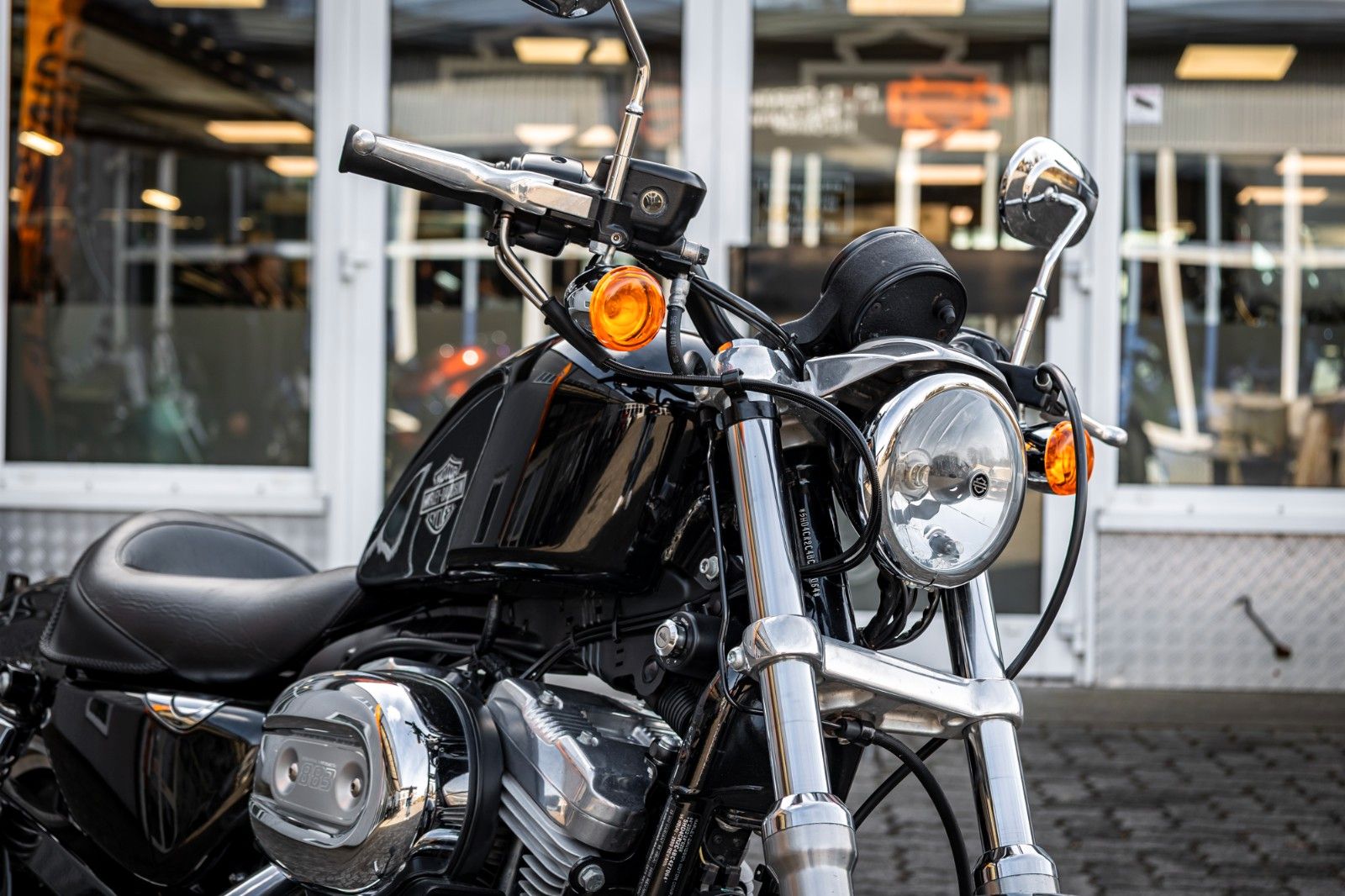 Fahrzeugabbildung Harley-Davidson XL883L SUPERLOW SPORTSTER - VIVID BLACK