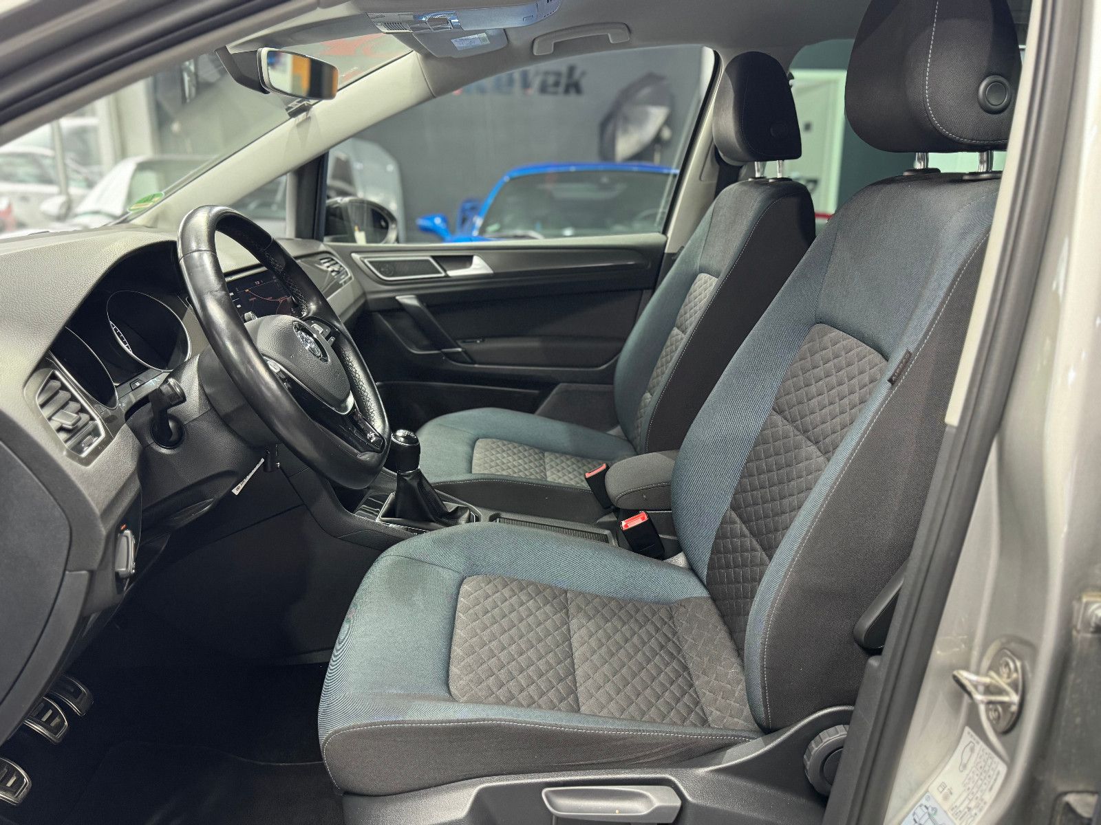 Fahrzeugabbildung Volkswagen Golf Sportsvan VII IQ.DRIVE*NAVI*PDC*ACC*AHK*