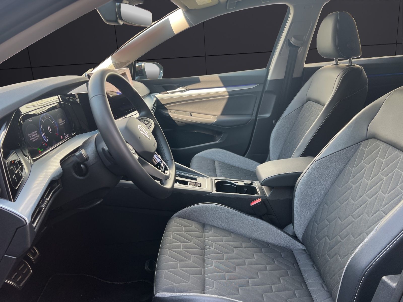 Fahrzeugabbildung Volkswagen Golf VIII Variant TSI Energy DSG LED Navi AID AC