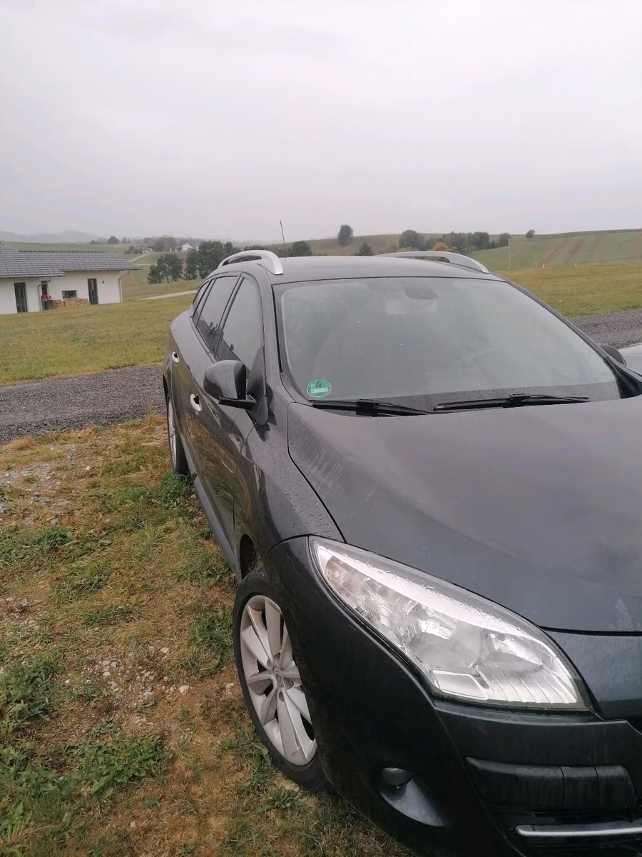 Renault Megane 2011 — rear view