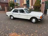 Mercedes-Benz 240 - weiße Mercedes-Benz 240