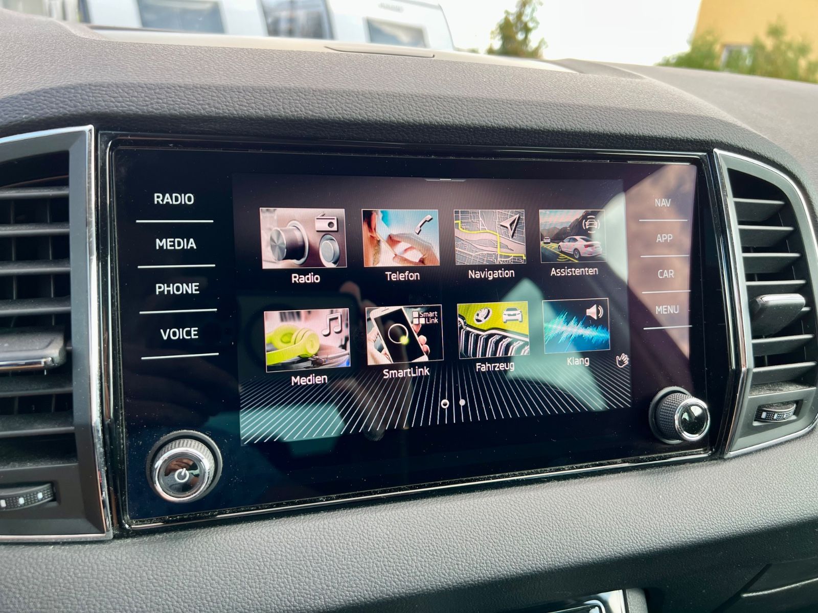 SKODA Karoq 1.5 TSI Style KLIMAAUT NAVI SHZ PDC CARPLA