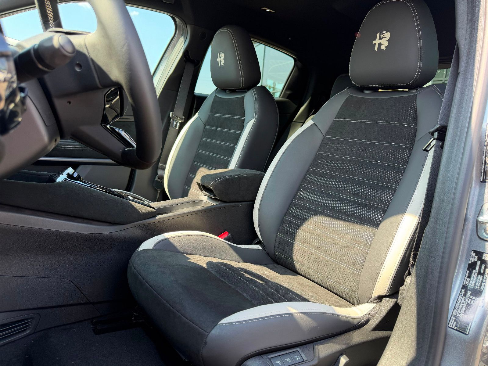 Fahrzeugabbildung Alfa Romeo Junior Elettrica 115 kW Sport Speciale