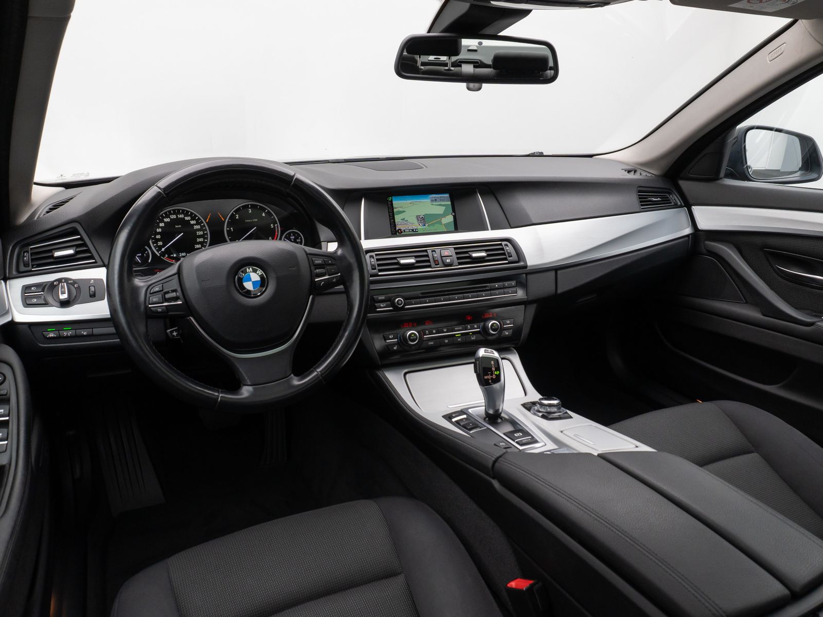 Fahrzeugabbildung BMW 520d Kamera Glasdach HUD HiFi Komfort Alarm AHK