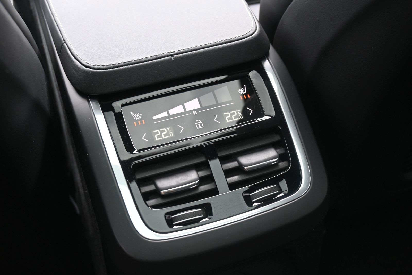 Fahrzeugabbildung Volvo XC90 T8 AWD Ultra Dark Recharge Plug-In Hybrid