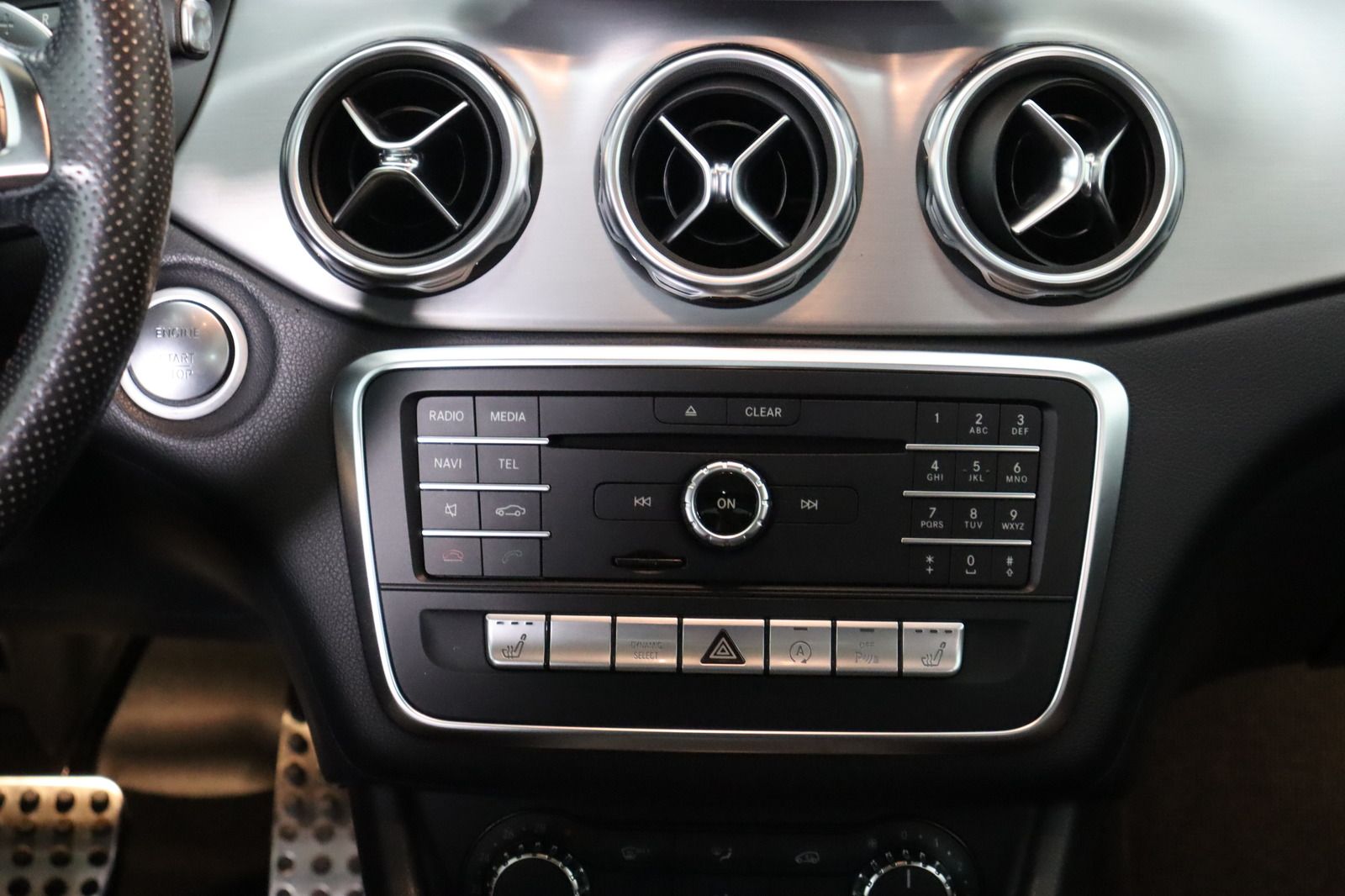 Fahrzeugabbildung Mercedes-Benz GLA 220 d AMG-line * LED * Navi * Pano