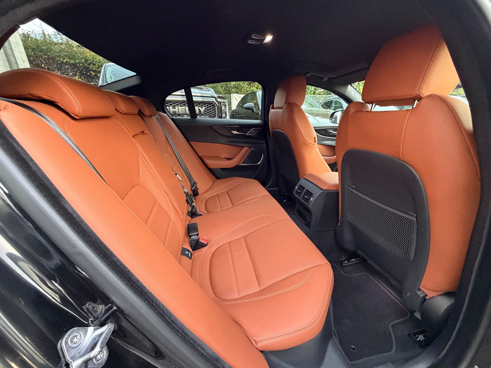 Fahrzeugabbildung Jaguar XE R-Dynamic Black/360°/NAVI/APPLE/SOUND/SHZ