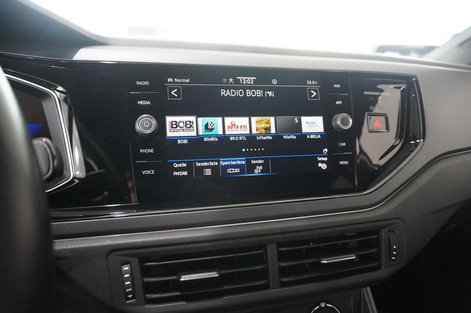 Fahrzeugabbildung Volkswagen Taigo 1.0 TSI R-LINE NAVI/LED/KAMERA/SPORT/DAB+