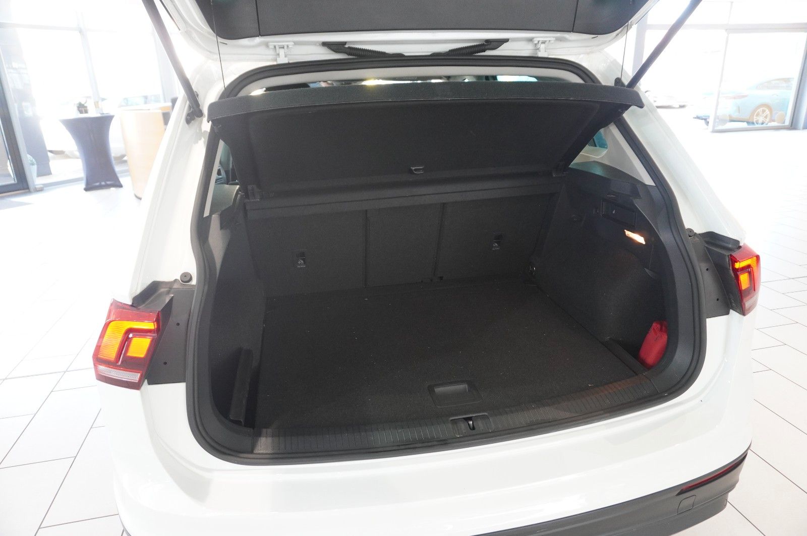 Fahrzeugabbildung Volkswagen Tiguan 2.0 TSI UNITED 4M DSG NAVI/LED/ACC/SH/AHK