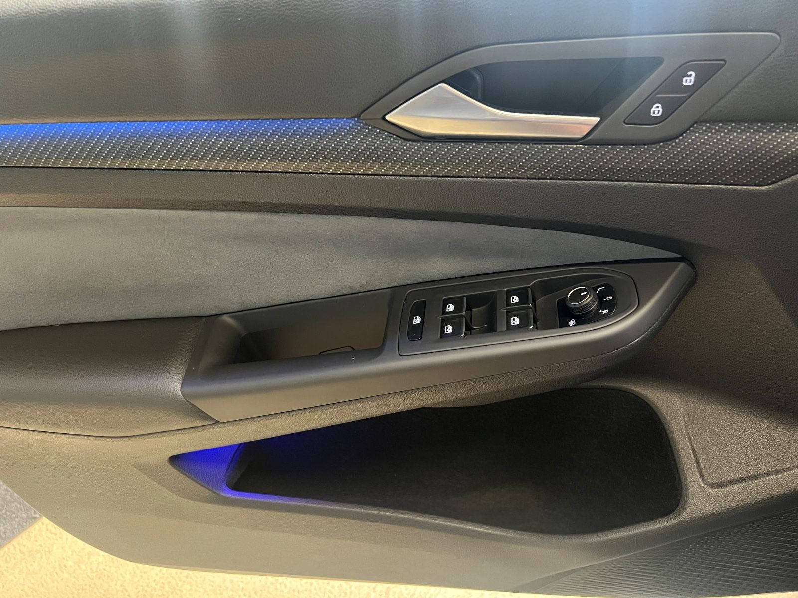 Fahrzeugabbildung Volkswagen Golf VIII Lim. R 4Motion *LAPIZ BLUE*KAMERA*IQ*
