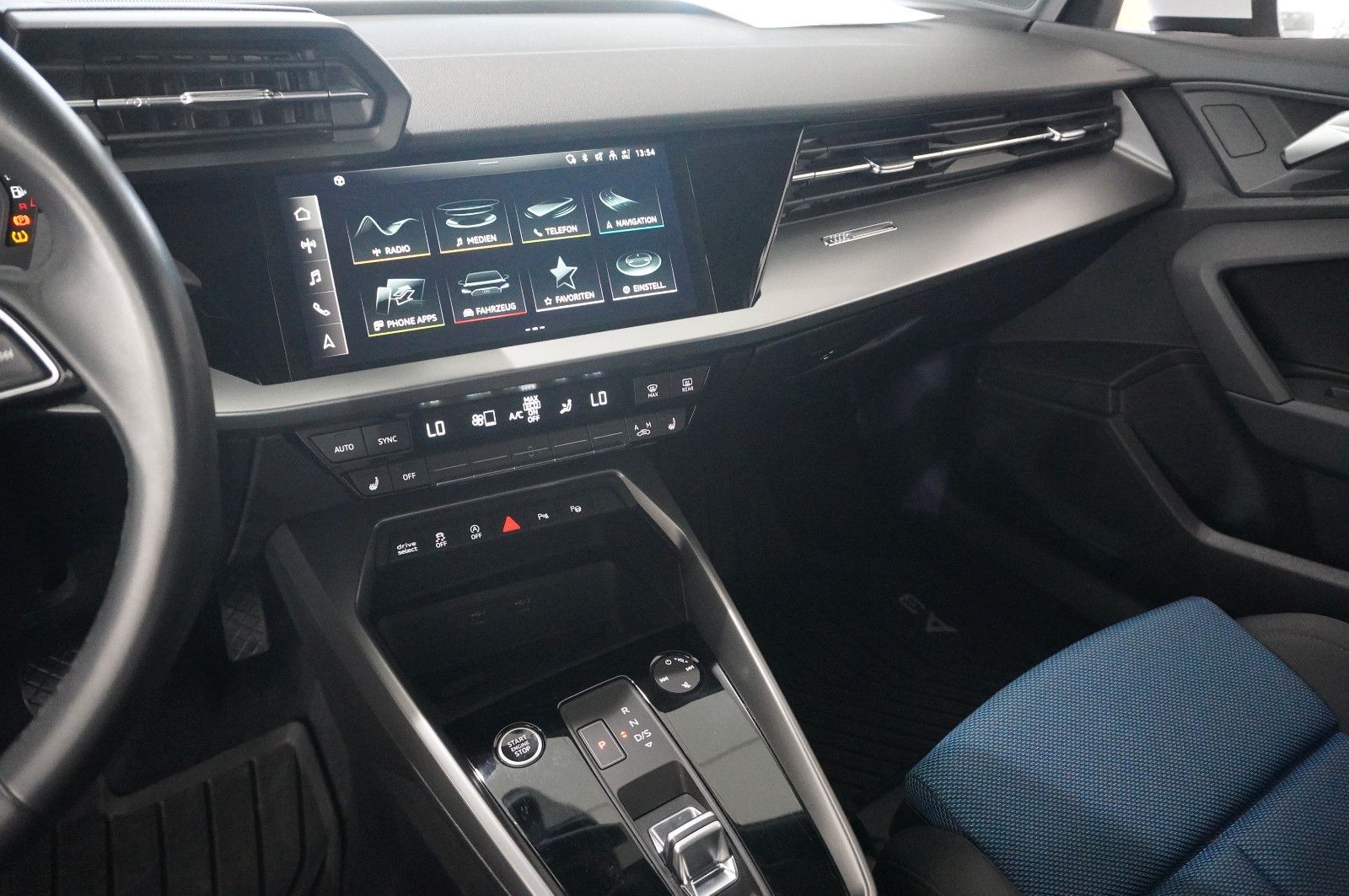 Fahrzeugabbildung Audi A3 Sportback 35 TFSI S-TRONIC NAVI/LED/SPORT/ACC