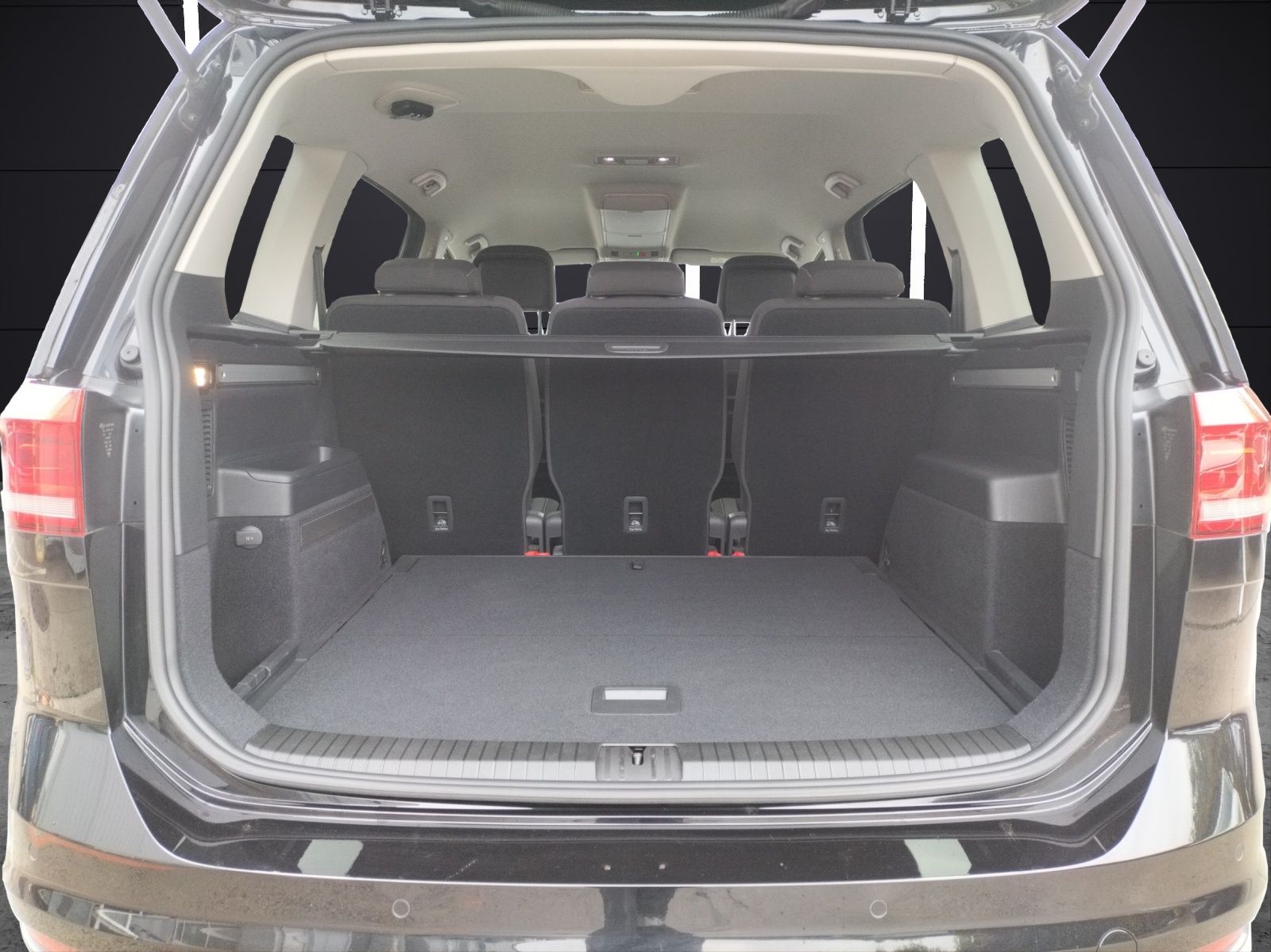 Fahrzeugabbildung Volkswagen Touran TSI Active STH LED Navi ACC Park-Assist S