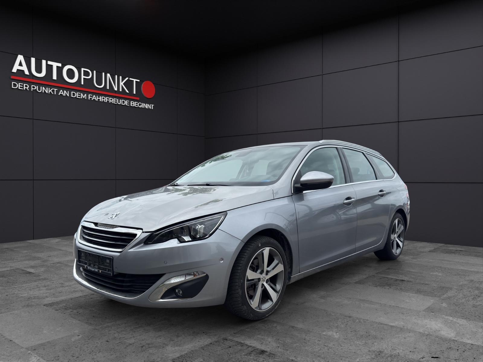 Peugeot 308 2015 — вигляд ззаду