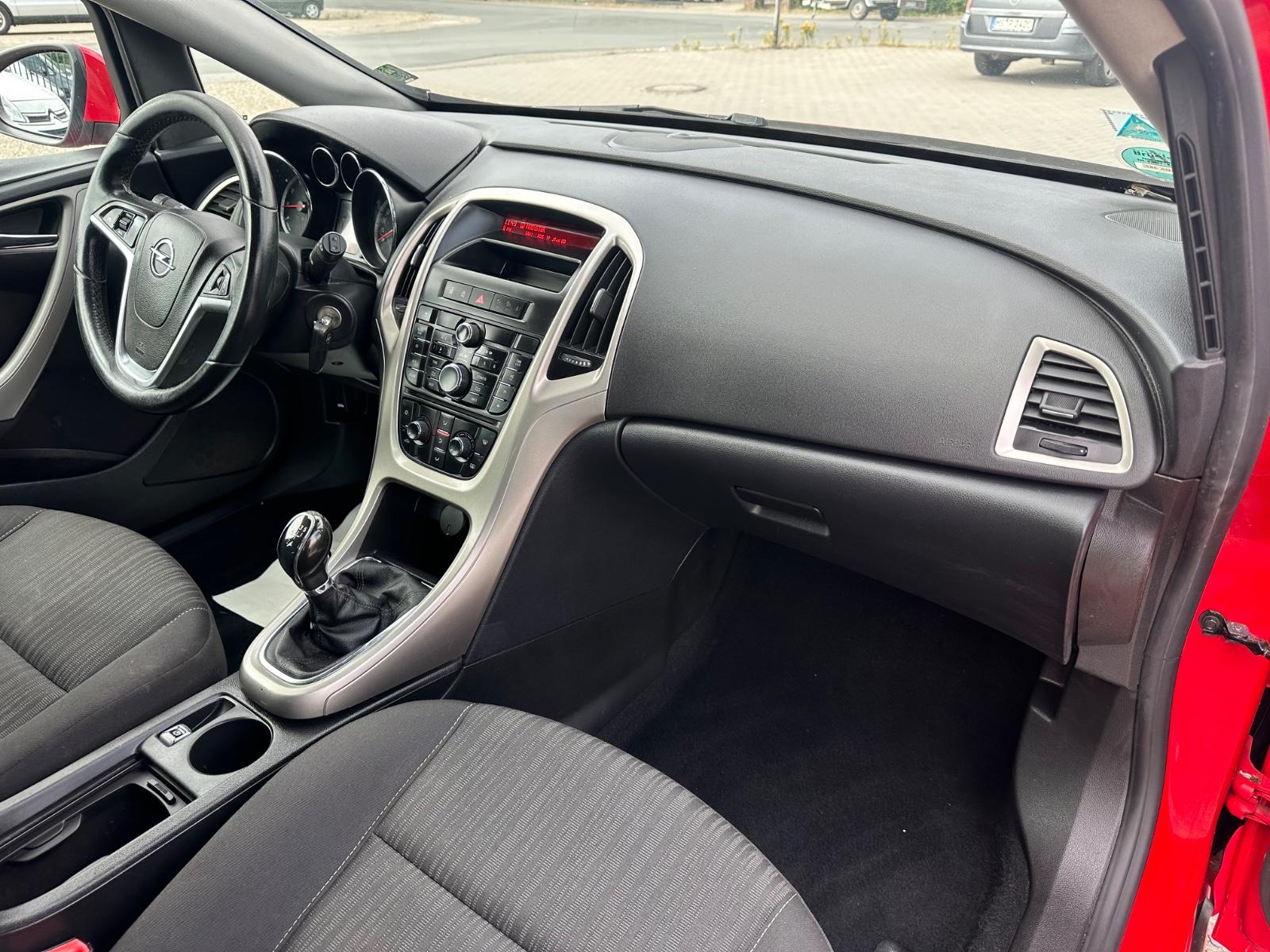 Opel Astra 2011 — photo 11