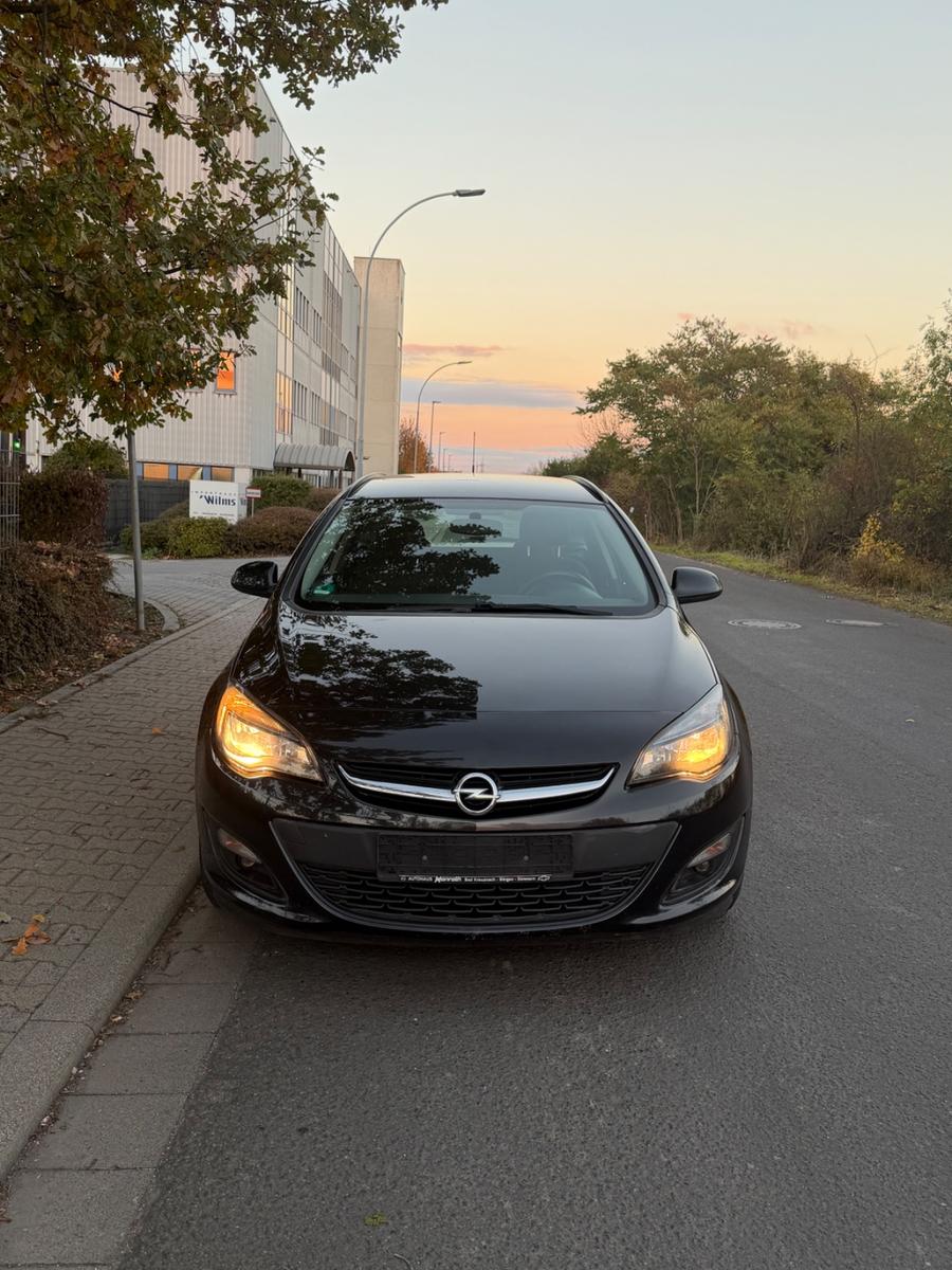 Opel Astra 2014 — rear view