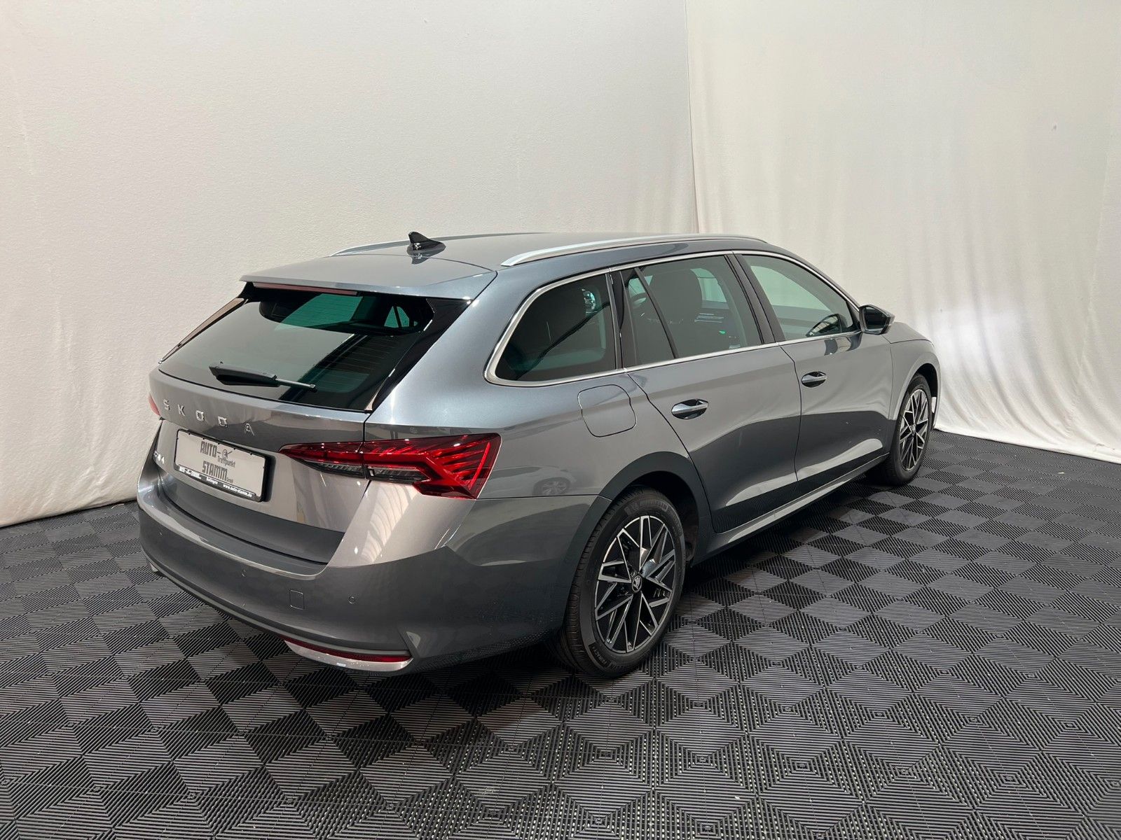 Fahrzeugabbildung SKODA Octavia 2.0 TDI DSG Selection Combi/AHK/ACC