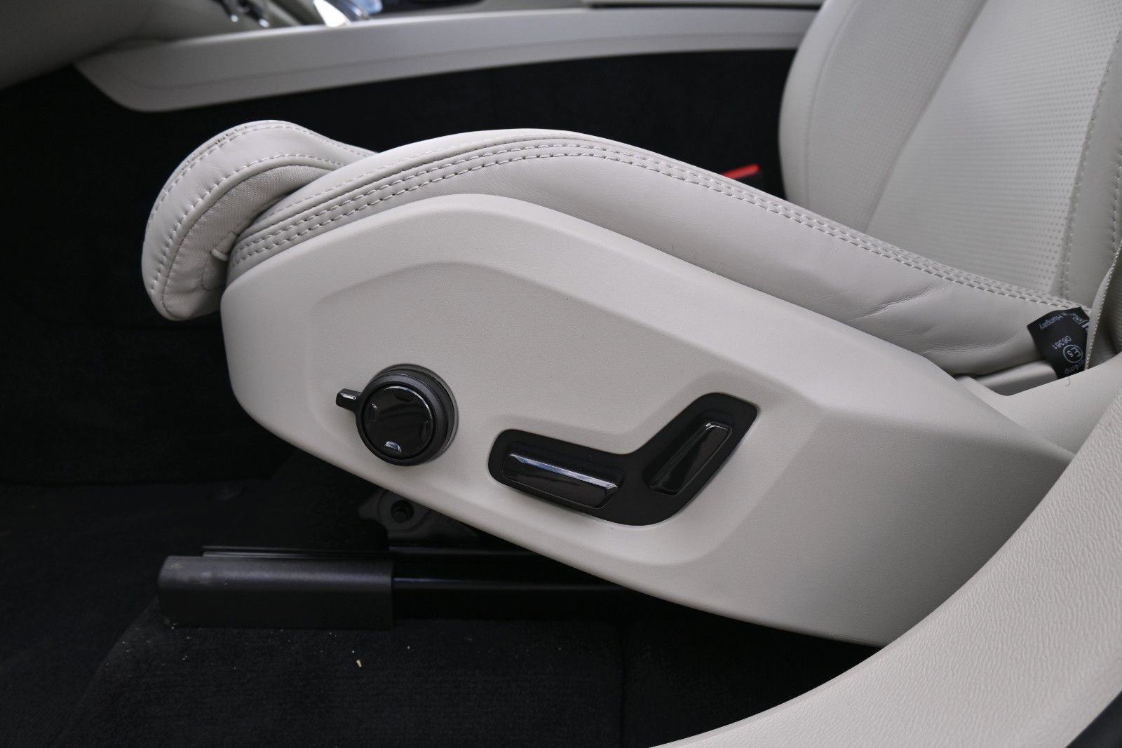 Fahrzeugabbildung Volvo XC60 B5 AWD Ultra Dark*LUFT*360°*ACC*B&W*AHK