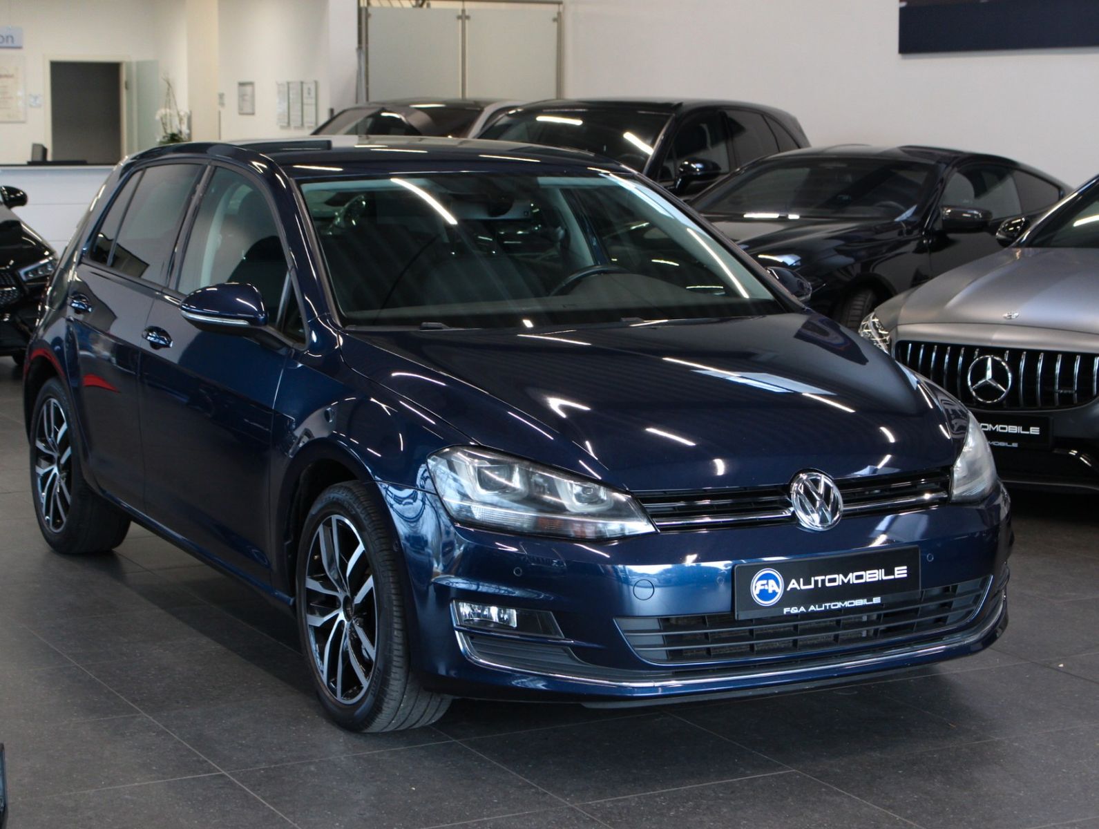 Fahrzeugabbildung Volkswagen Golf 1.4 TSI BMT Highline*Navi*Bi-Xenon*PDC