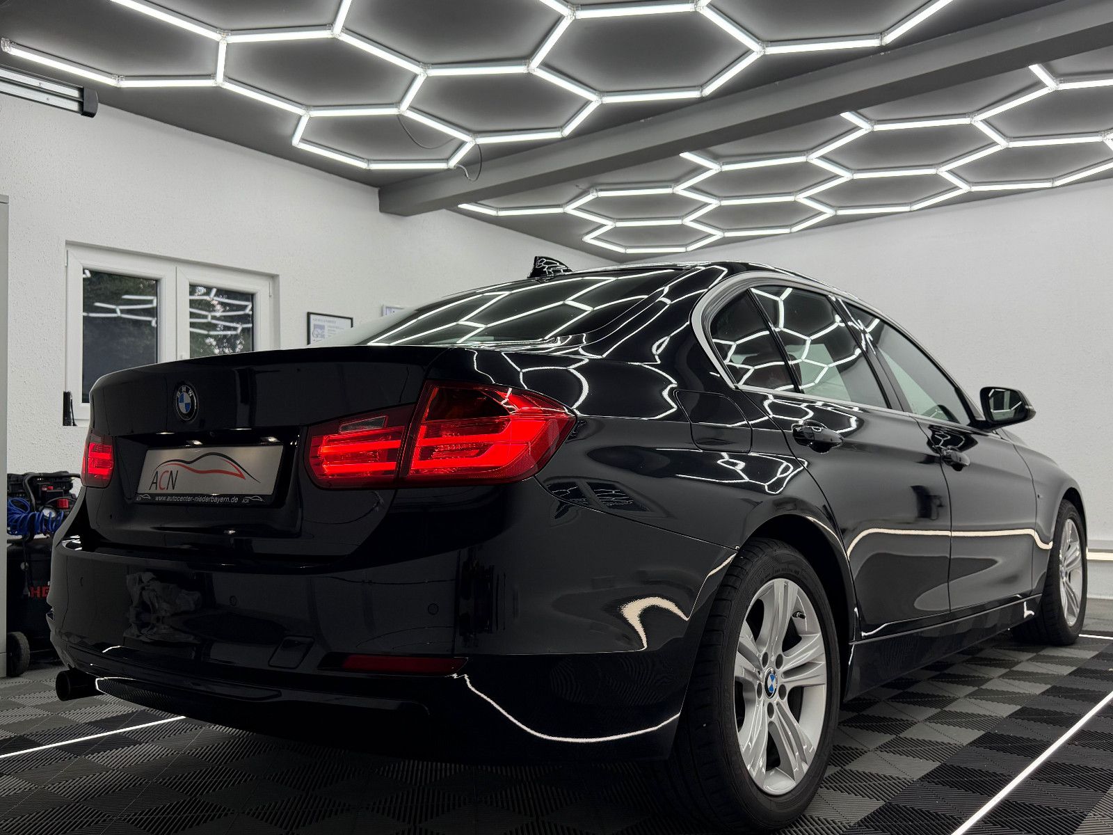 Fahrzeugabbildung BMW 320 d Lim. SPORT LINE/XENON/KAMERA/PDC/KLIMA