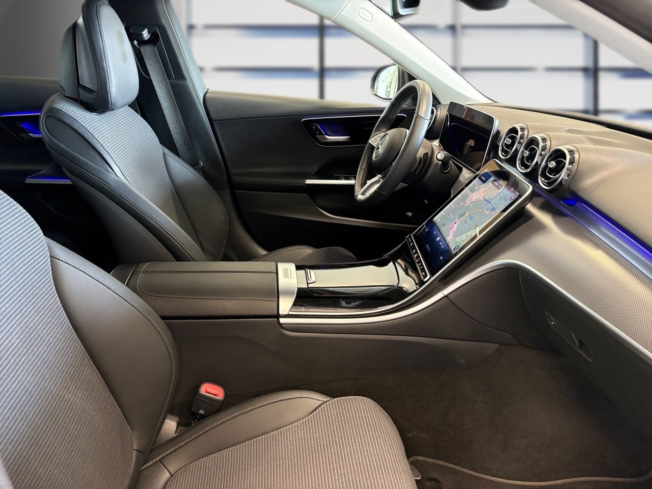 Fahrzeugabbildung Mercedes-Benz C 180 T AVANTG+AHK+TOTWIN+LHZ+KEYL+CARPL+AMBIEN+