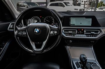 Fahrzeugabbildung BMW 330i Lim. Sport Line|KAMERA|AUTOMATIK|DISPLAYKEY
