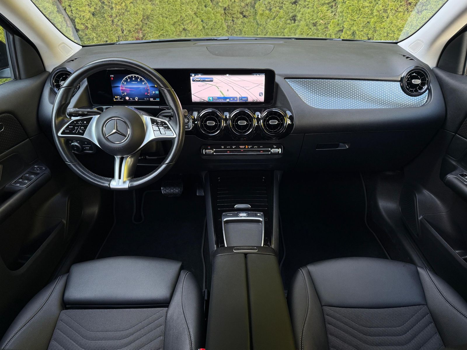 Fahrzeugabbildung Mercedes-Benz GLA 180 7G LED+MBUX+VIRT+SHZ+KAM+PARK+T-LEDER+