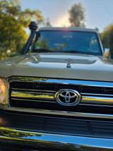 Toyota Land Cruiser  GRJ78 - Toyota Land Cruiser mit Benzin-Antrieb: Geländewagen