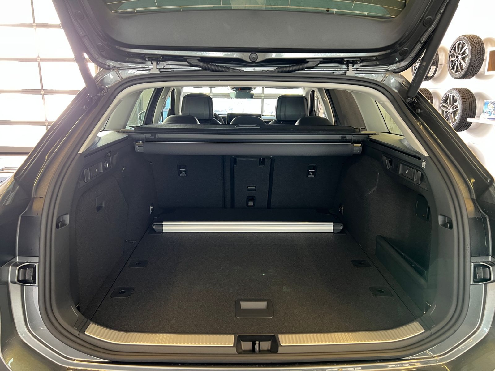 Fahrzeugabbildung Volkswagen Passat Variant Elegance 1.5 eTSI DSG *IQ.Light,