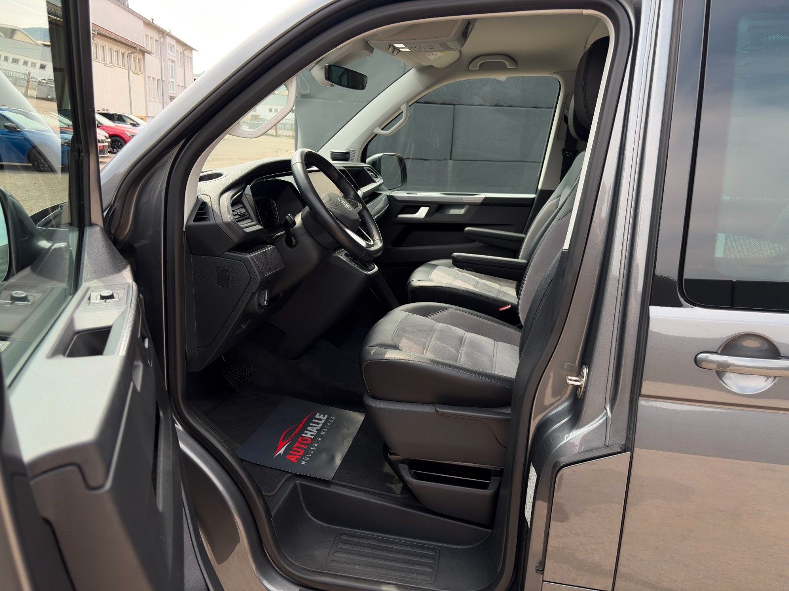 Fahrzeugabbildung Volkswagen T6.1 Multivan Highline Alcan. CAM ACC SHZ 3-Z KL
