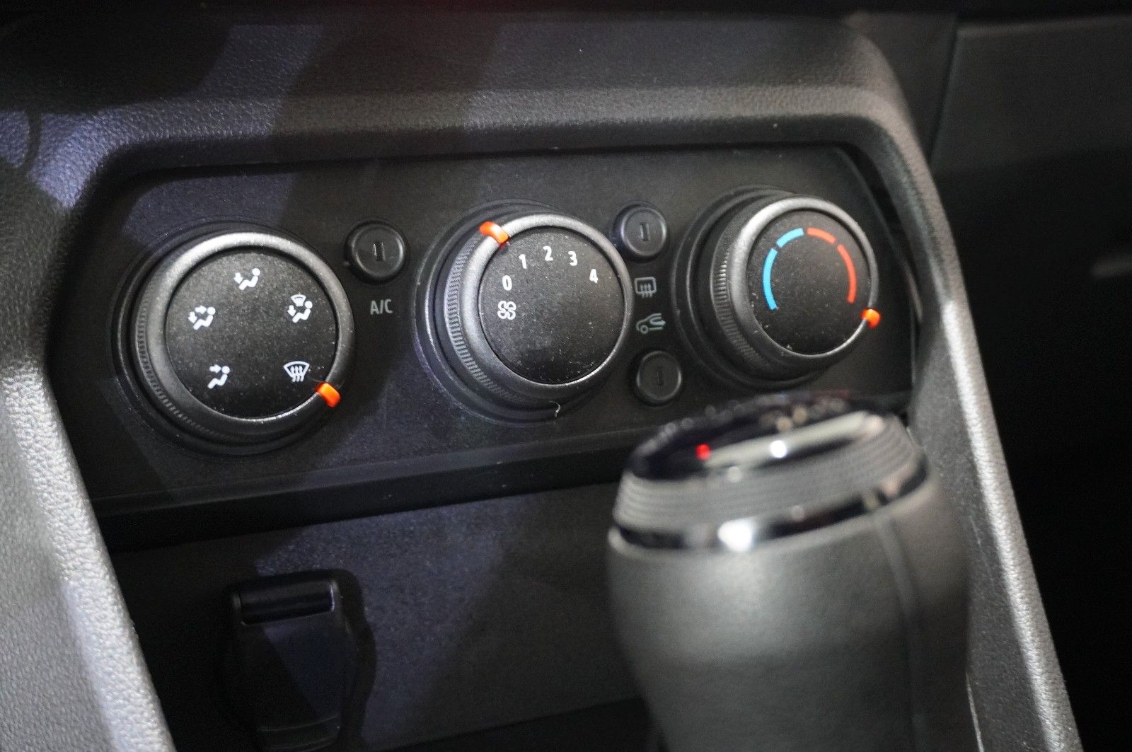 Fahrzeugabbildung Dacia Sandero III 1.0 TCE COMFORT LED/DAB/SHZ/TEMP/AHK