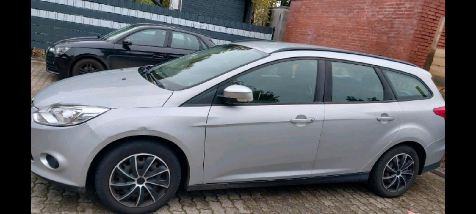 Ford Focus 2012 — interior