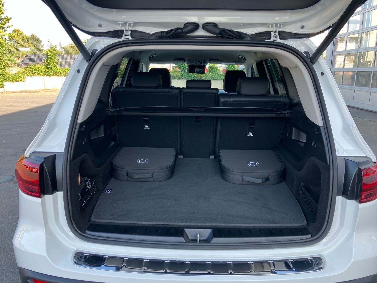 Fahrzeugabbildung Mercedes-Benz EQB 250+ BONUS+AMBIENTE+LENKRADHEIZ+EASYPACK+LED