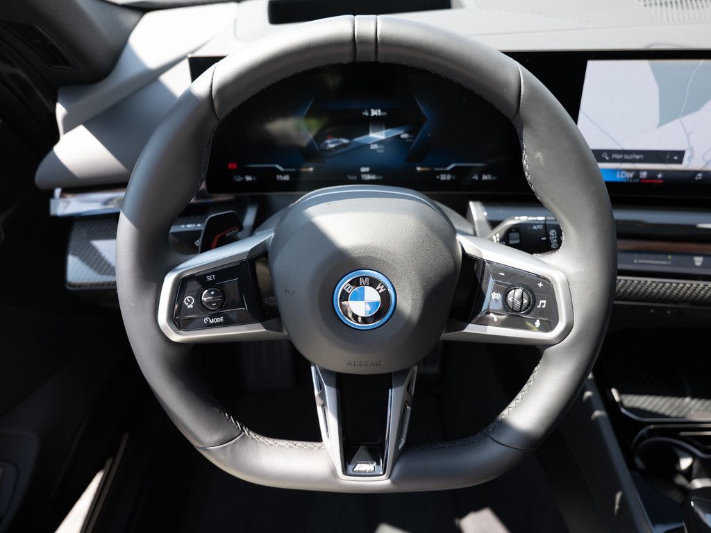 BMW i5 Touring 40 xDrive M-Sport Pro PANO AHK B&W foto 14